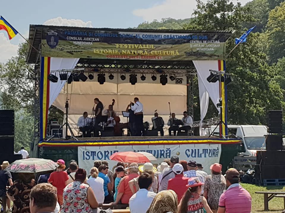 Sărbătoare la Costești. Cea de-a 52-a ediție a festivalului „Istorie, natură, cultură” are loc în acest weekend