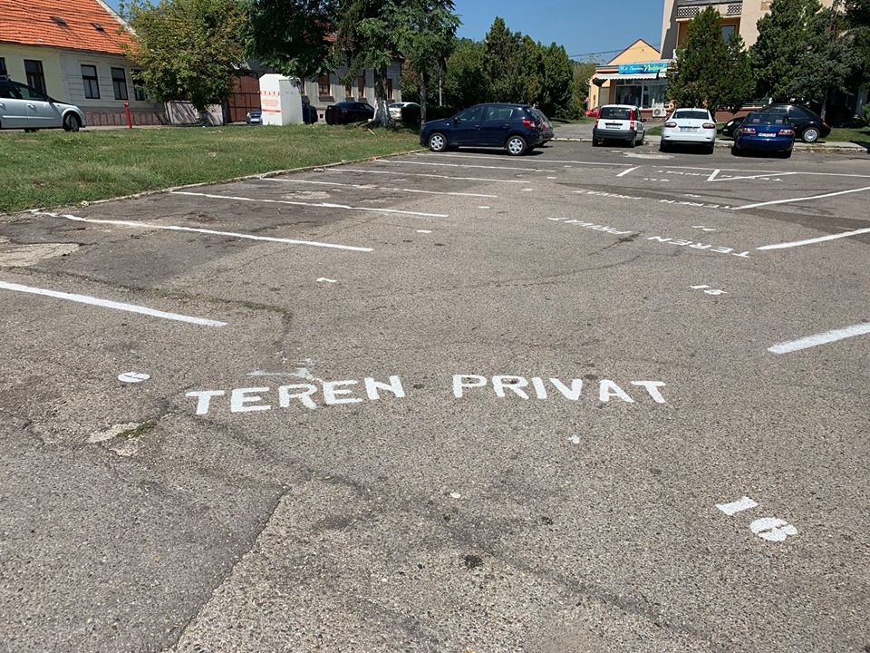 Parcare privată cu plată în „buricul” Devei. Primarul Florin Oancea: „Este ilegală!”