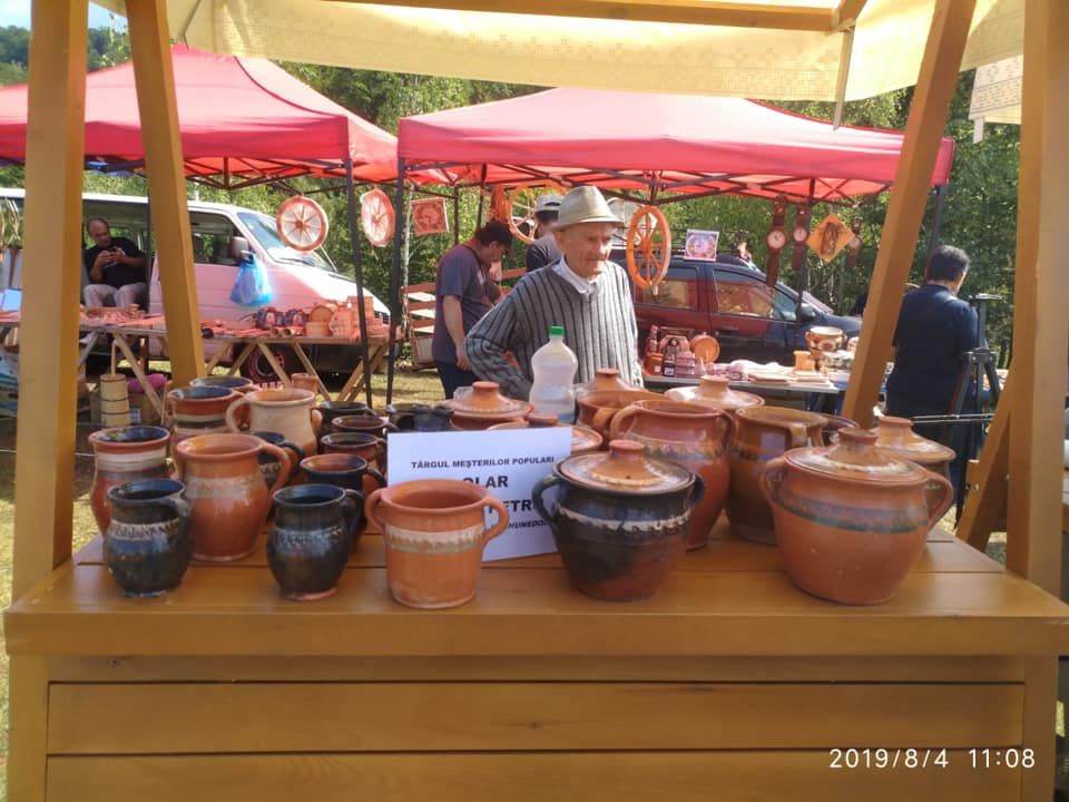 FOTO| Meşterii populari din Ţara Zarandului şi-au dat întâlnire la Tomeşti