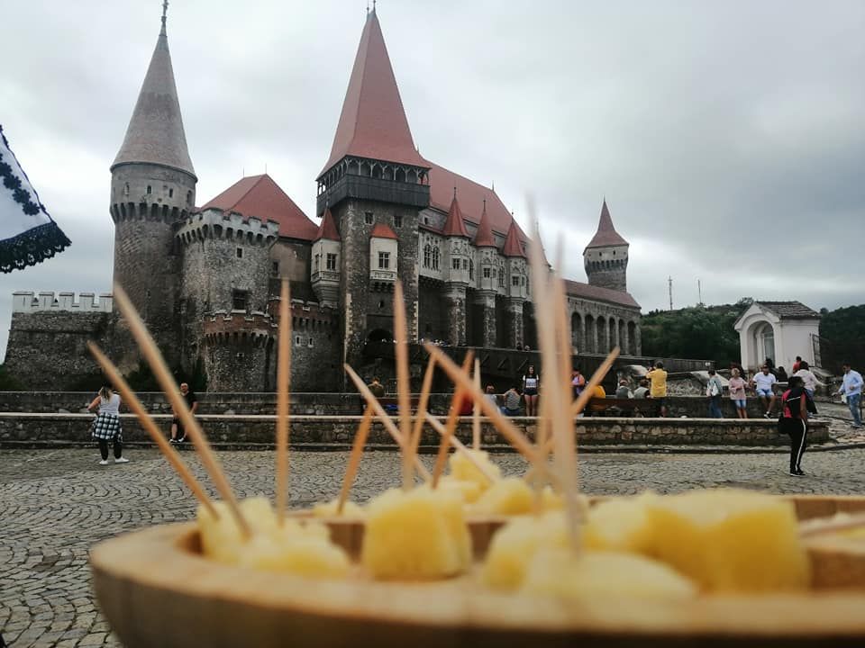Târg de produse tradiţionale la Castelul Corvinilor din Hunedoara