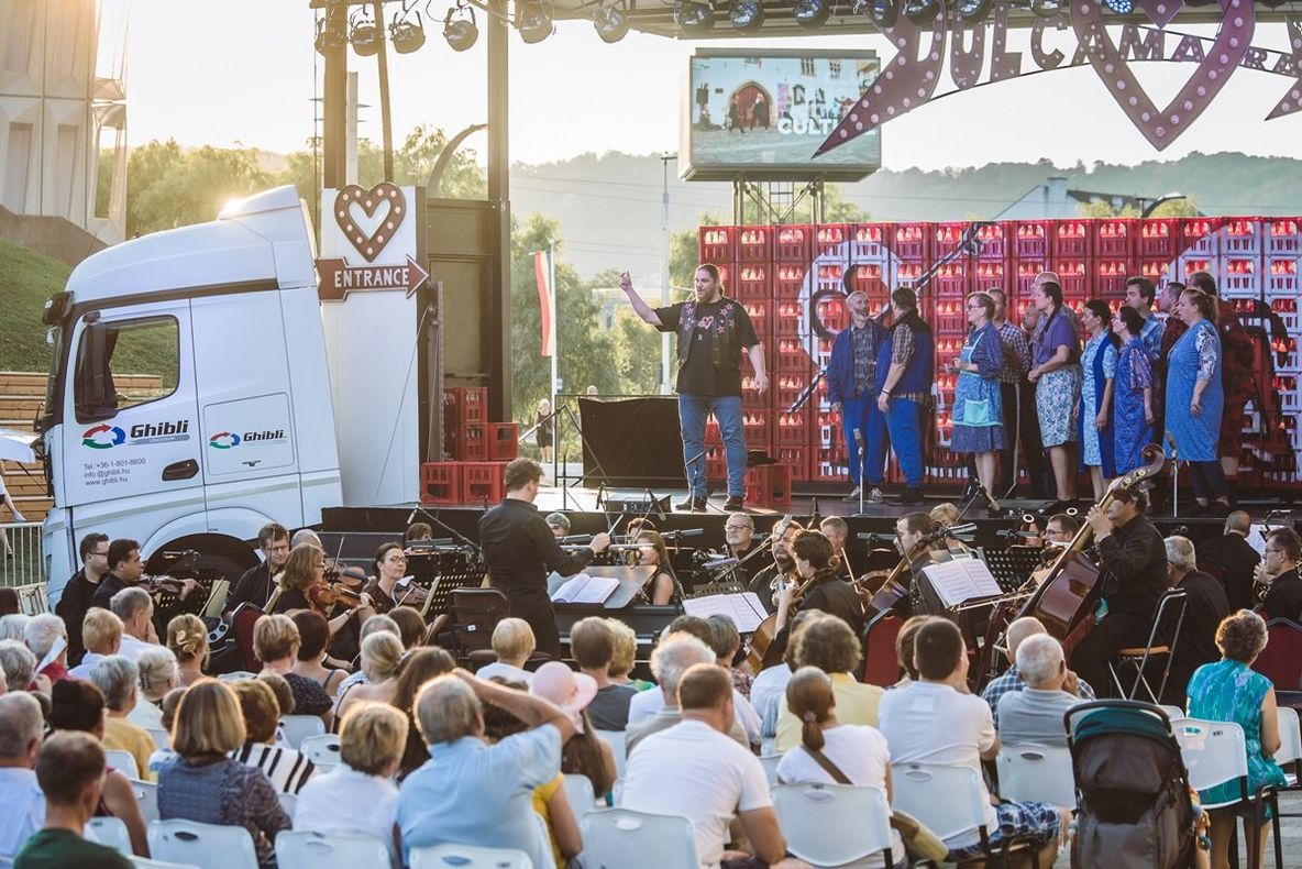 “Opera pe roți” ajunge la Deva. Spectacol într-un camion transformat în scenă