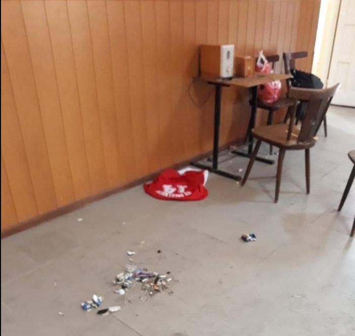 FOTO| „Musafiri nepoftiți” în Căminul Cultural de la Căinelu de Jos. Primarul din Șoimuș: „Așa nu se mai poate!”