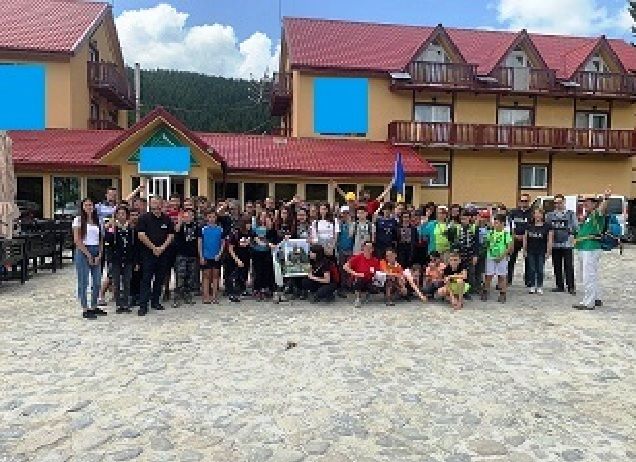 O mașină s-a izbit de un gard, la Pui. Traficul, oprit pe ambele sensuri