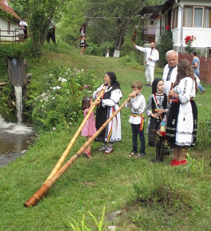 Obiceiuri de odinioară păstrate cu sfințenie de sătenii din Apuseni