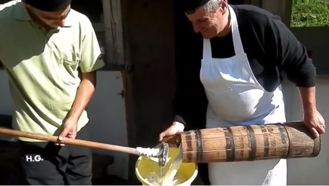 La stâna Buta, din Retezat, untul de oaie se produce încă prin metoda tradiţională