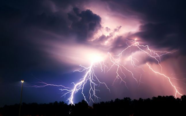 Trei persoane lovite de fulger la Sarmisegetusa. O persoană a decedat