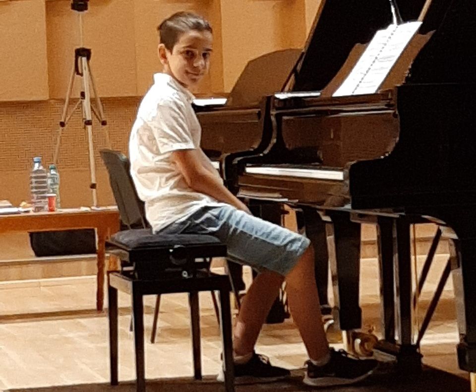 Un elev de 12 ani, alături de unul din cei mai mari pianiști ai lumii