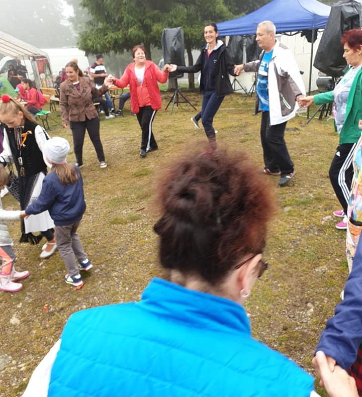 Sute de oameni au petrecut în munte