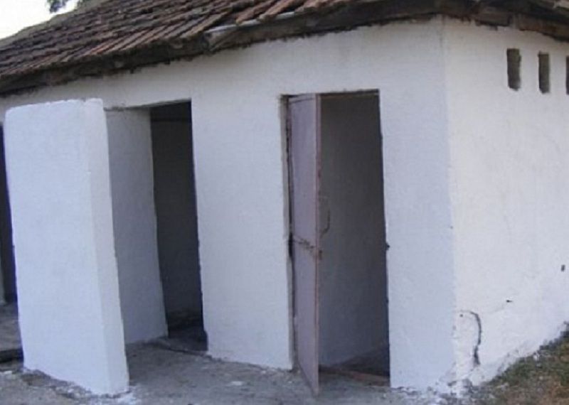 Școala începe tot cu WC-urile în curte