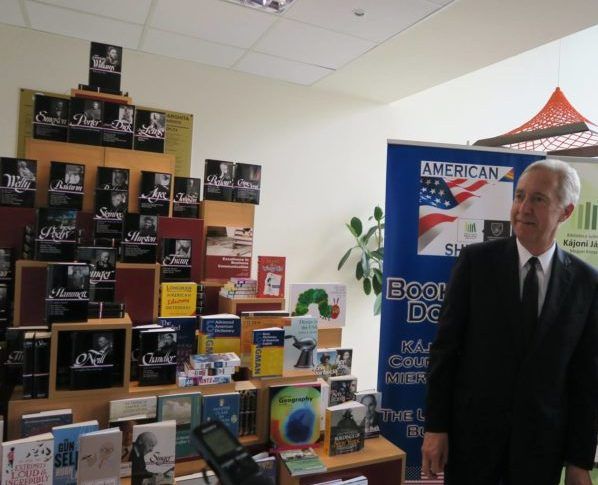 Raftul American, la biblioteca județeană din Deva. Donație de carte, oferită de ambasadorul SUA în România