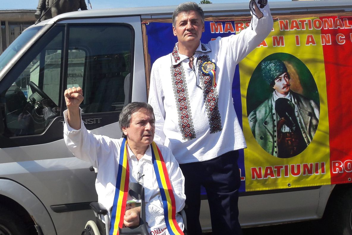 Scriitorul român Laurian Stănchescu parcurge, din scaunul cu rotile, 100 de kilometri în cinstea lui Avram Iancu