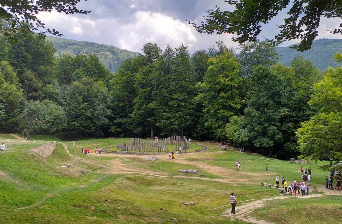 Peste o mie de turiști, la Sarmizegetusa Regia. Vizitatorii au avut prilejul să vadă cea mai nouă descoperire a arheologilor