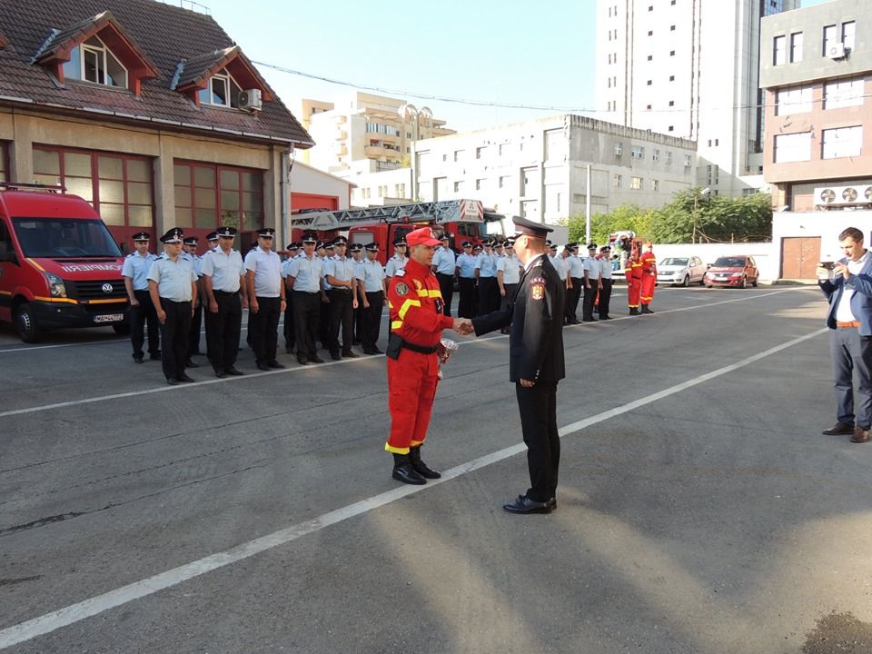 Oameni care salvează vieţi! Cei mai dedicaţi pompieri şi paramedici, premiaţi de ISU Hunedoara