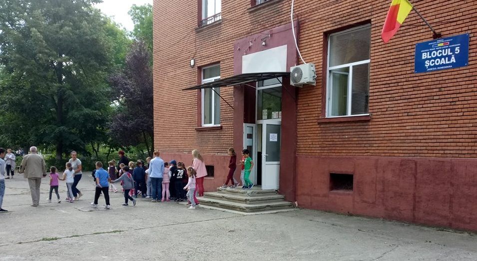 Simulare de incendiu, la Hunedoara. Elevi și profesori, scoși de la ore