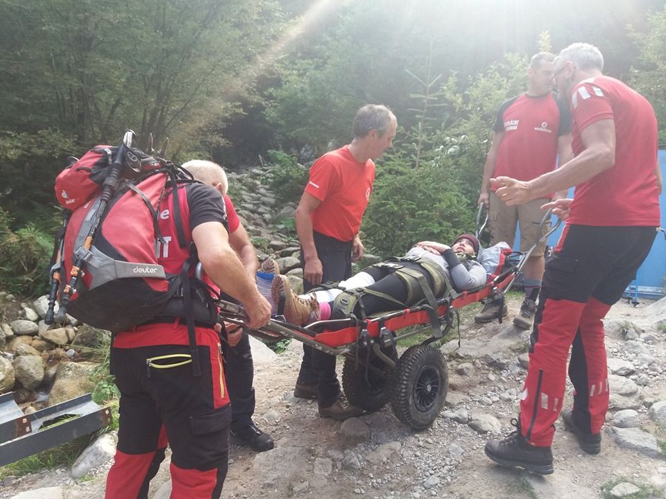 FOTO| Turistă din Marea Britanie, rănită în Retezat. Salvată de salvamontiști