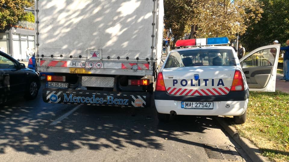 Tamponare cu mașina poliției pe un bulevard din Hunedoara