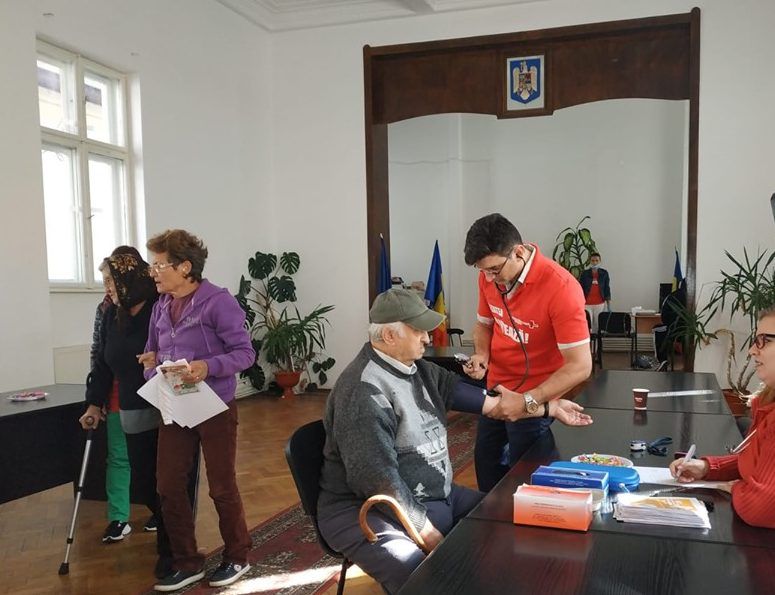 FOTO| Medici de la spitalul din Orăștie au pornit în caravană. Prima oprire- la Geoagiu, unde au oferit consultații gratuite
