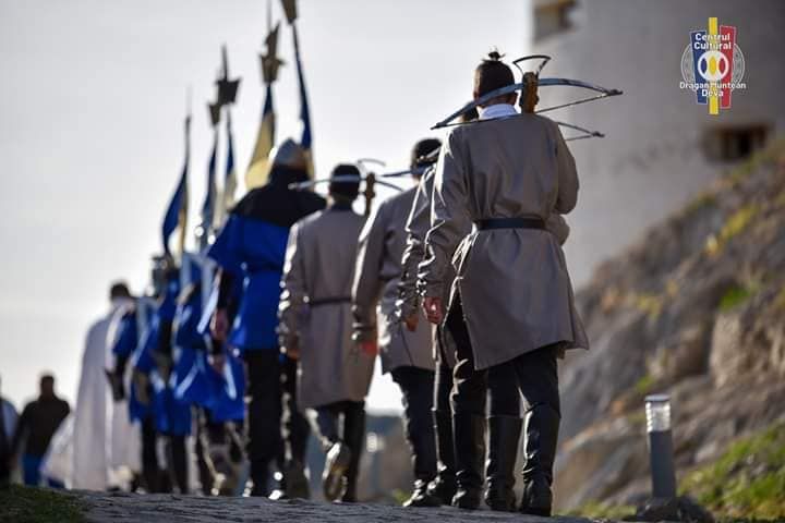 Schimb de Gardă pe Cetatea Devei. Străjerii fortăreței medievale defilează pentru turiști