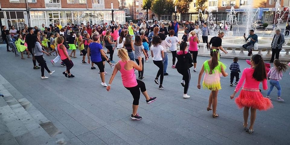 FOTO| „Săptămâna Europeană a Mobilității”. Distracţie şi mişcare, în paşi de zumba, la Hunedoara