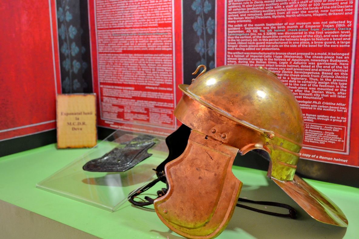 O piesă descoperită în Forul de la Ulpia Traiana Sarmizegetusa, expusă la muzeul din Deva