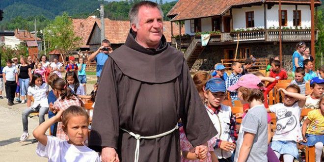 Părintele copiilor sărmani Böjte Csaba, printre hunedorenii distinşi cu premiile ”Barcsay Ákos”