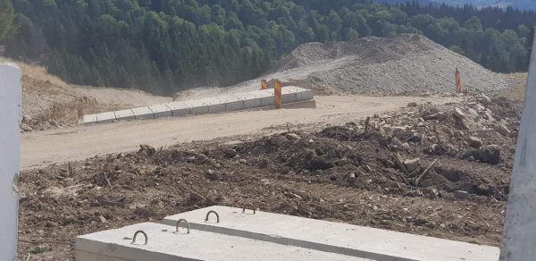 FOTO: Lucrările la drumul spre Parâng continuă