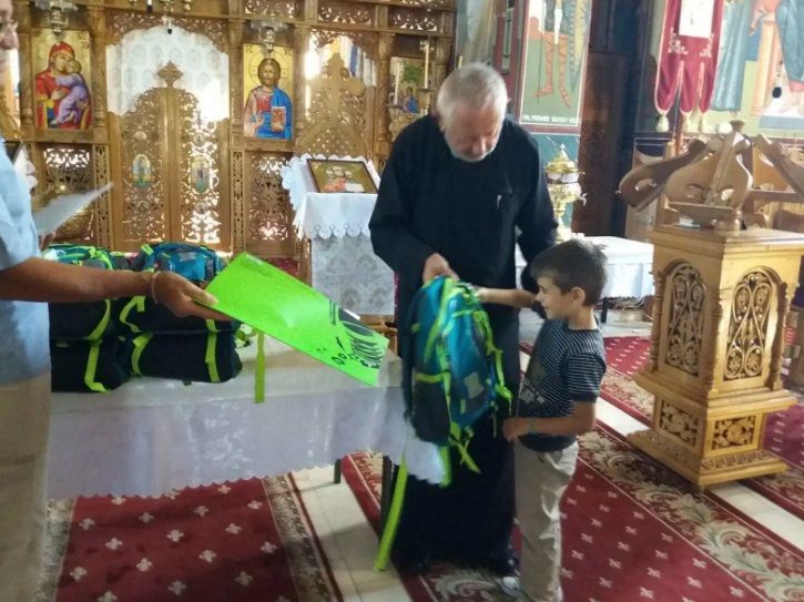 Ghiozdane pentru sute de elevi, oferite de Episcopia Devei şi Hunedoarei