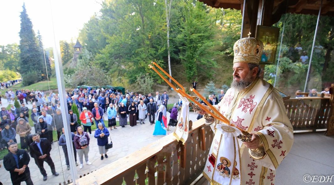 Credincioșii s-au adunat la Prislop. Mănăstirea și-a sărbătorit cel de-al doilea hram