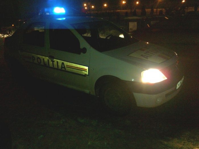 Polițiștii au reținut un tânăr din Deva. Ar fi lovit și amenințat un minor