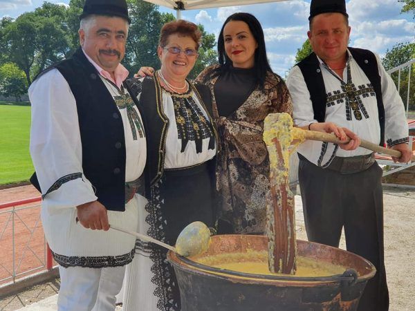 Momârlanii din Petroșani le-au gătit maghiarilor