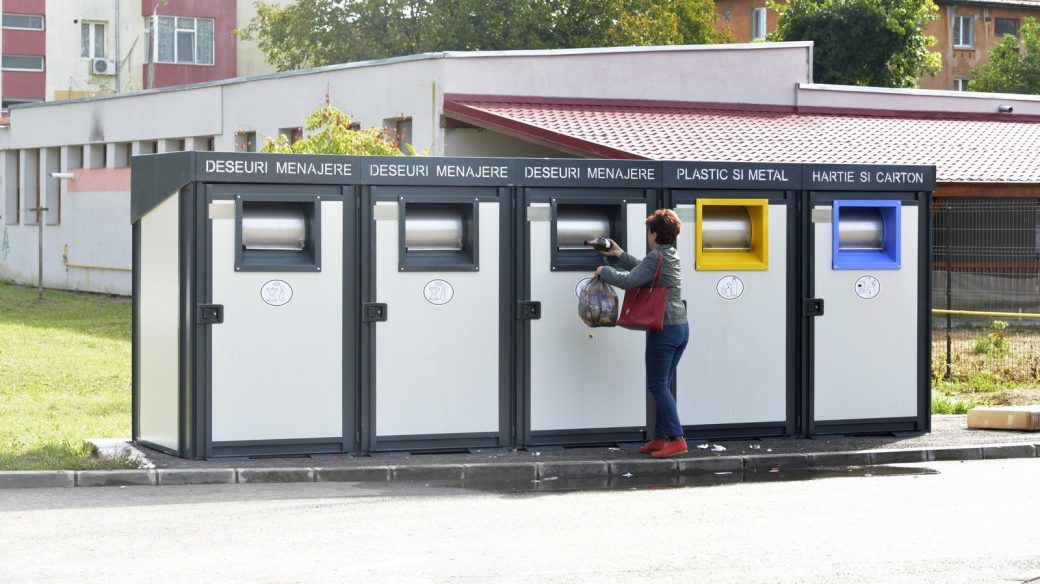 FOTO| Încă nouă platforme supraterane pentru deșeuri, montate la Hunedoara