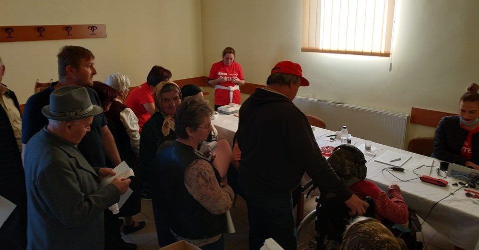 Caravana cu medici a ajuns la Orăştioara de Sus, unde a oferit consultaţii gratuite localnicilor