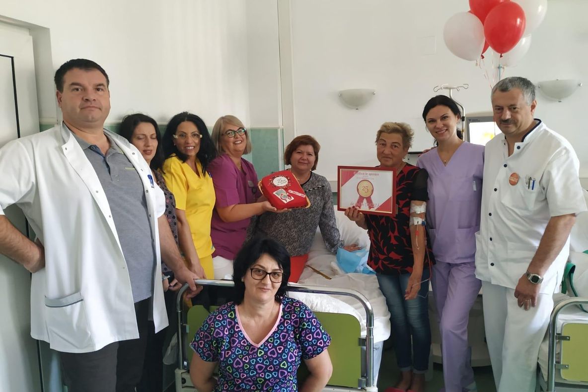 Moment emoţionant la spitalul din Deva. O pacientă care face dializă de 25 de ani, aniversată de colectivul medical