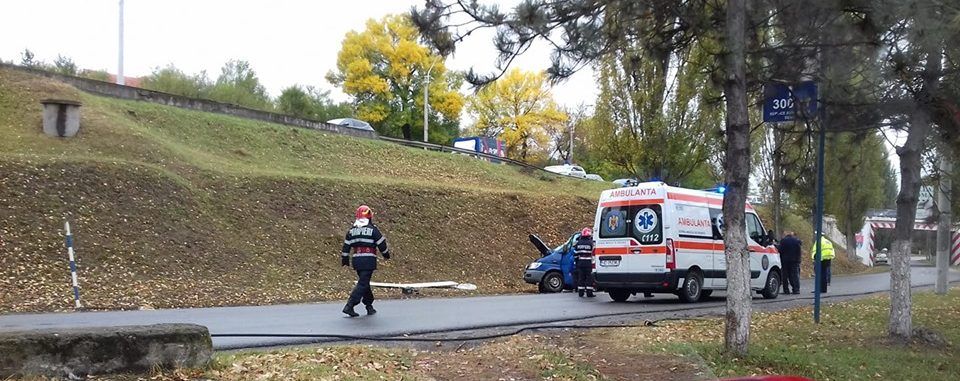 Cascadorie fără voie la intrarea în Deva, dinspre Sântuhalm. O camionetă a „zburat” de pe şosea