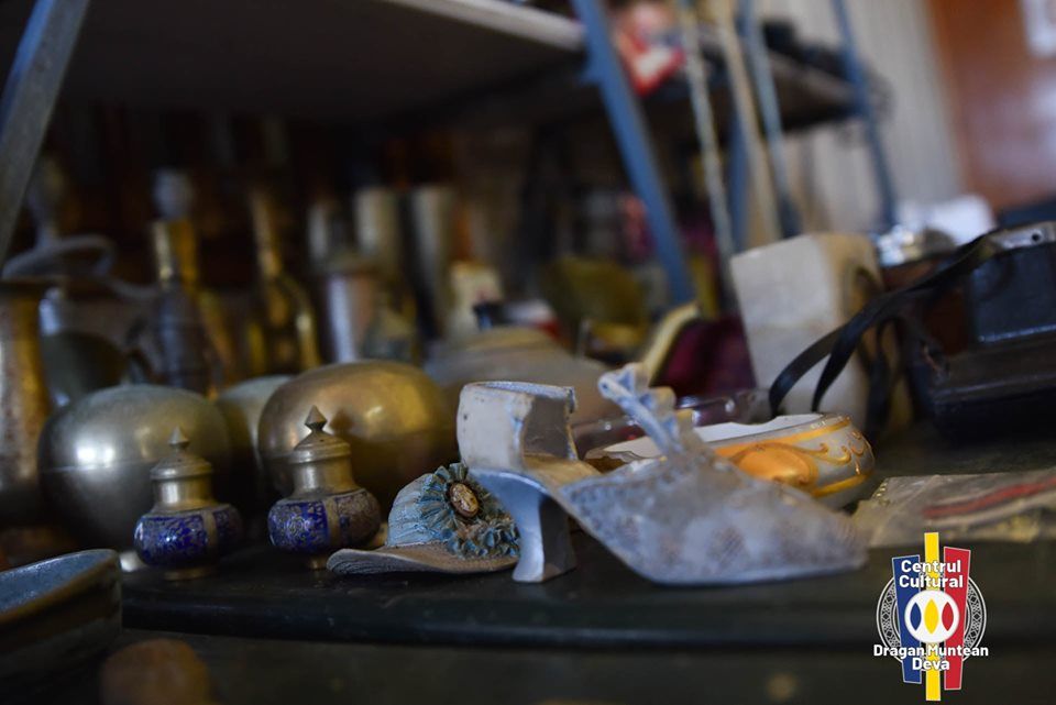 FOTO| Parfum de epocă adus, la Deva, de zeci de colecționari