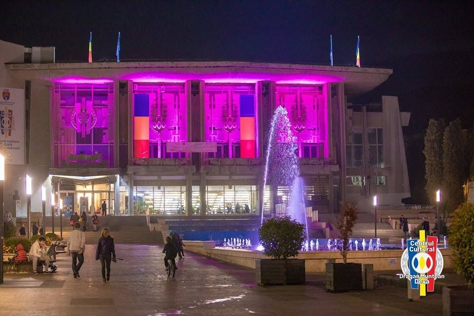 Cetatea Deva și Centrul Cultural- iluminate în roz, pentru o seară