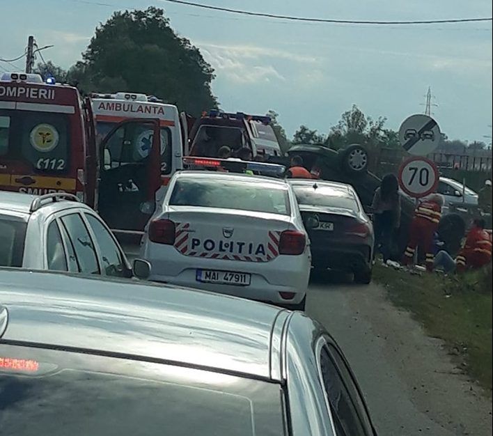 Trei răniți în urma unui accident spectaculos, produs la Băcia. O mașină a ajuns cu roțile în sus