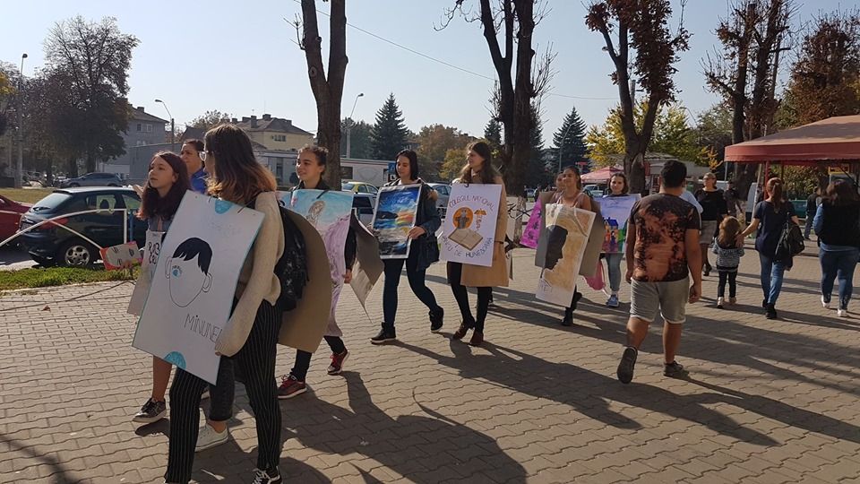FOTO| Cărți „vii” pe străzile din Hunedoara. Zeci de elevi, într-un marș pentru promovarea lecturii