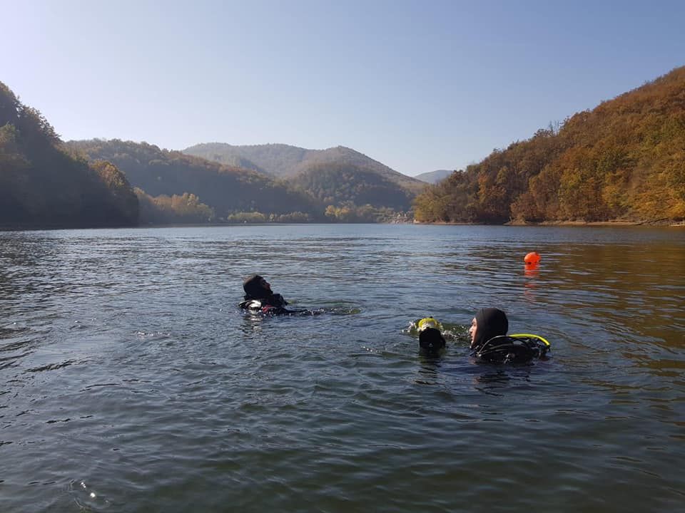 FOTO| Lacul Cinciș, de lângă Hunedoara, loc de antrenament pentru scafandrii pompieri din opt județe ale țării