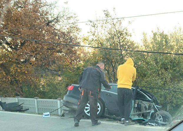 Accident pe DJ 687, la Peștișu Mare. O mașină scăpată de sub control a intrat într-un stâlp și în gardul unei casei