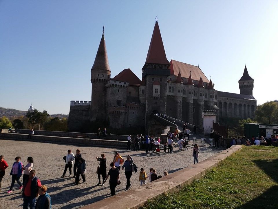 Castelul Corvinilor de la Hunedoara rămâne deschis pentru vizitatori, chiar dacă a intrat în restaurare