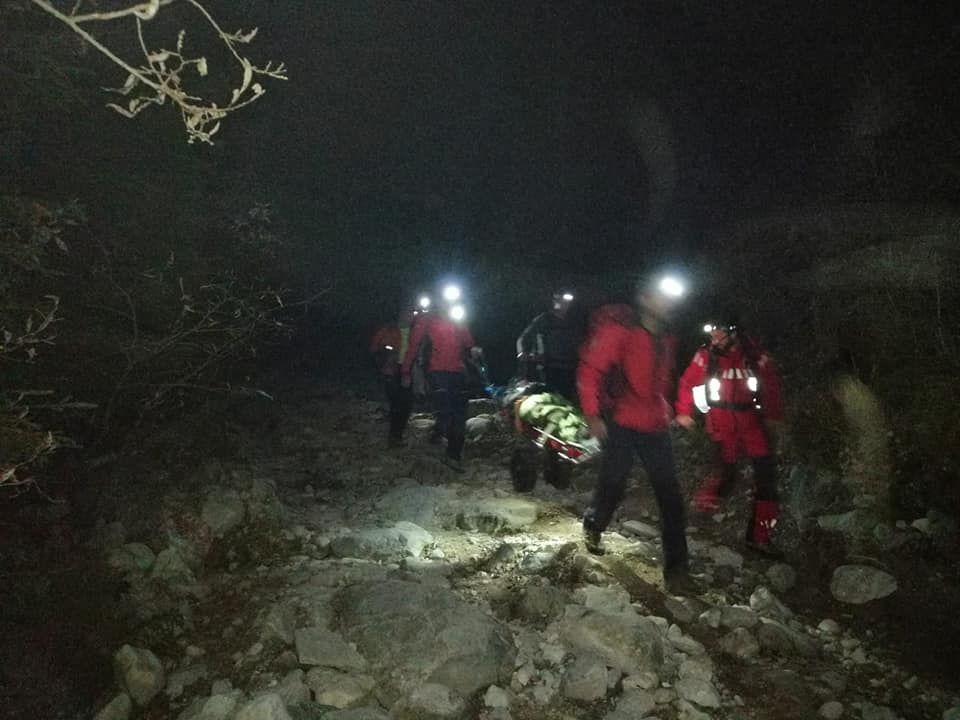 Turistă accidentată în Retezat, salvată de salvamontiști. Misiunea a durat aproximativ opt ore