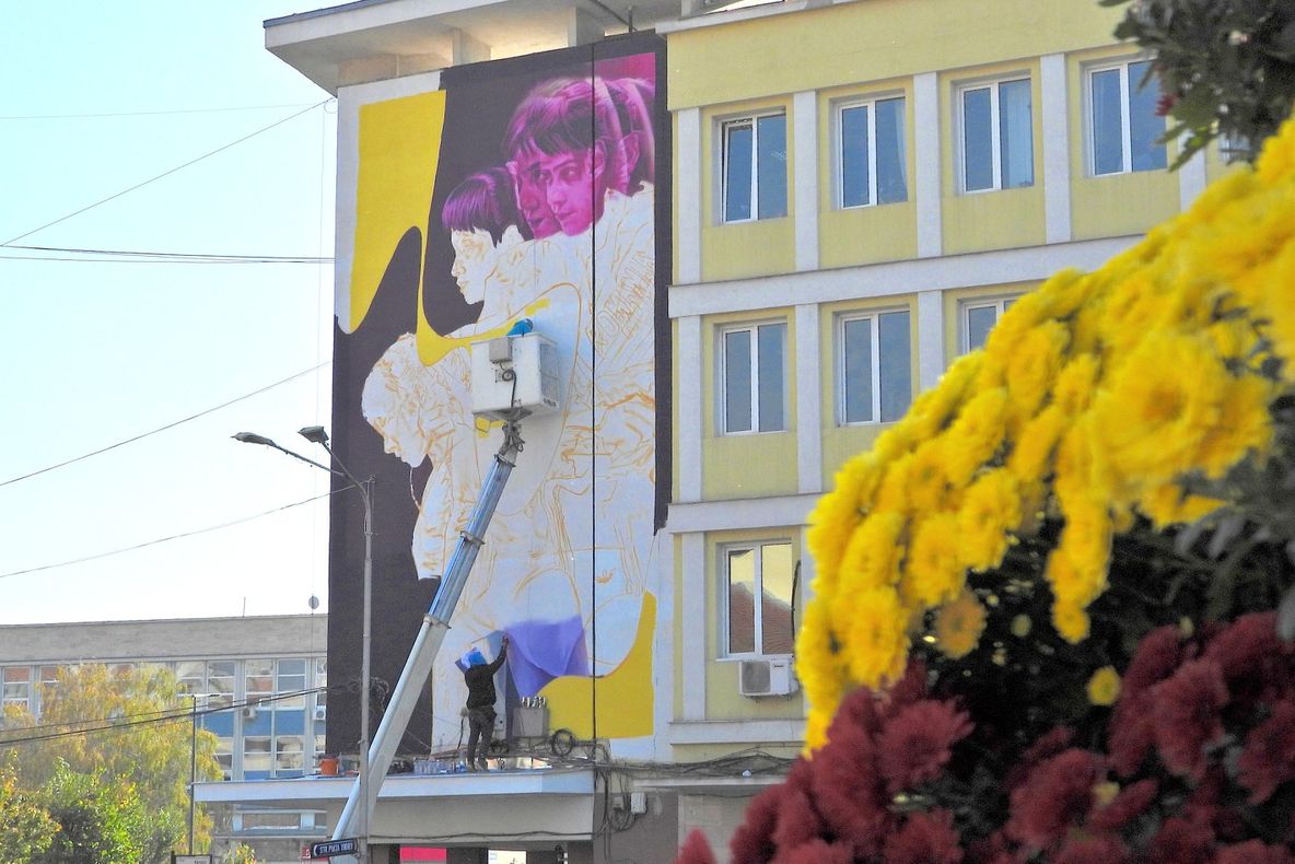 FOTO: Chipul Nadiei Comăneci prinde contur pe o clădire din Deva