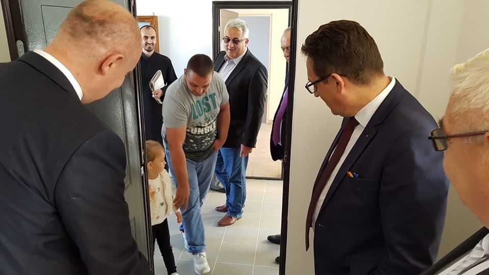 12 familii de tineri se mută în locuințe noi. A fost inaugurat blocul ANL de la Băcia