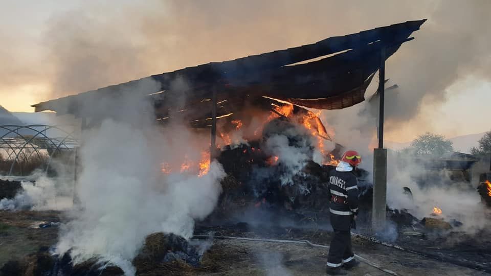 Apel la solidaritate pentru fermierul din Sântămărie Orlea care și-a pierdut toate furajele pentru animale într-un incendiu devastator