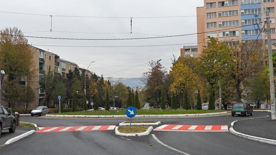 La Deva, continuă operaţiunea de marcare a trecerilor pentru pietoni din oraş