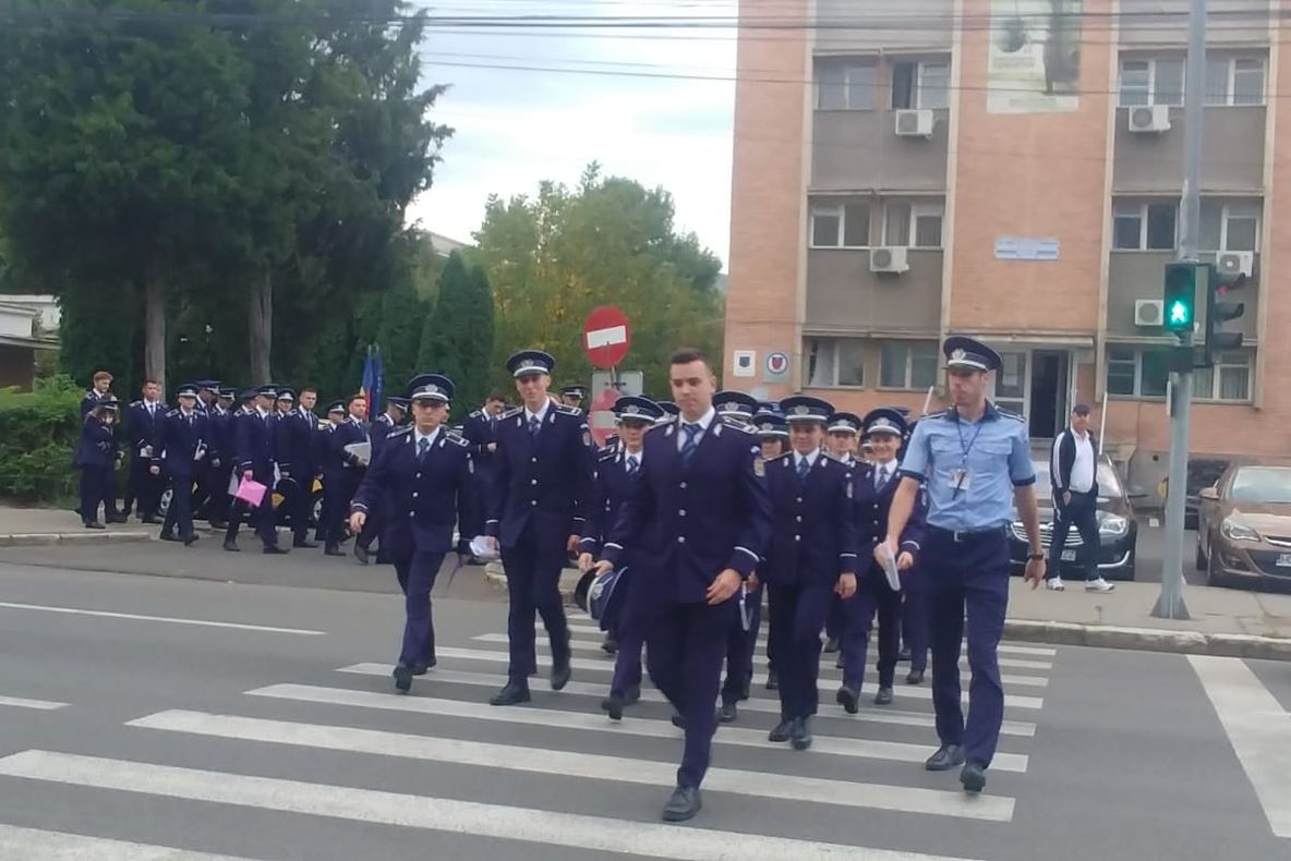 FOTO| Forțe proaspete în rândul polițiștilor hunedoreni. 63 de tineri absolvenți și-au început activitatea