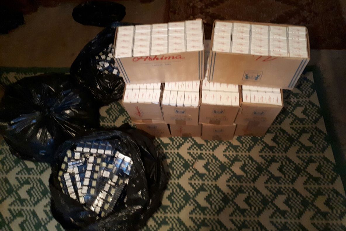 Polițiștii au descins în târgurile și piețele din județ. Sute de pachete de țigări de contrabandă, haine și cosmetice contrafăcute, confiscate