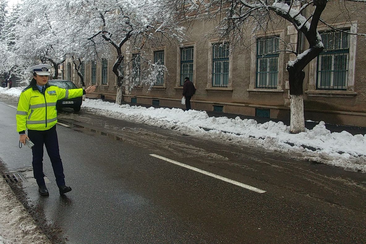 Anvelope de iarnă. Ce amenzi riscă șoferii care nu își echipează mașinile corespunzător