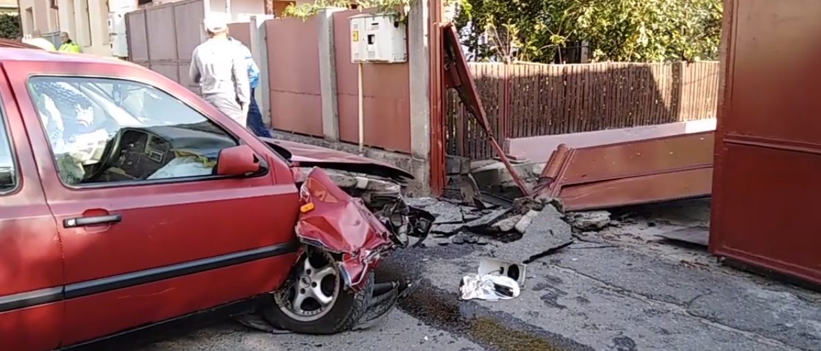 A dărâmat, cu o maşină ce ar fi fost furată, poarta unei case situată în „buricul” Devei